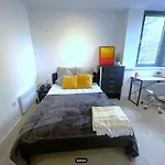Stylish And Modern 1-Bedroom Flat Near Reading Town