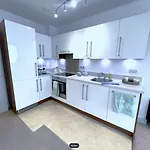Stylish And Modern 1-Bedroom Flat Near Reading Town