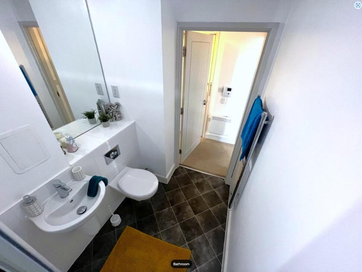 Stylish And Modern 1-bedroom Flat Near Town
