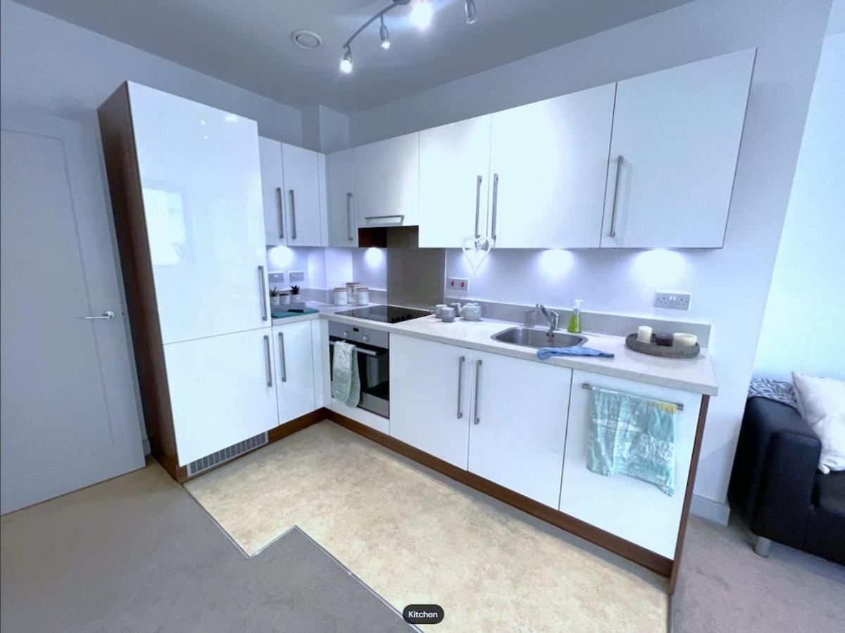 Stylish And Modern 1-bedroom Flat Near Town