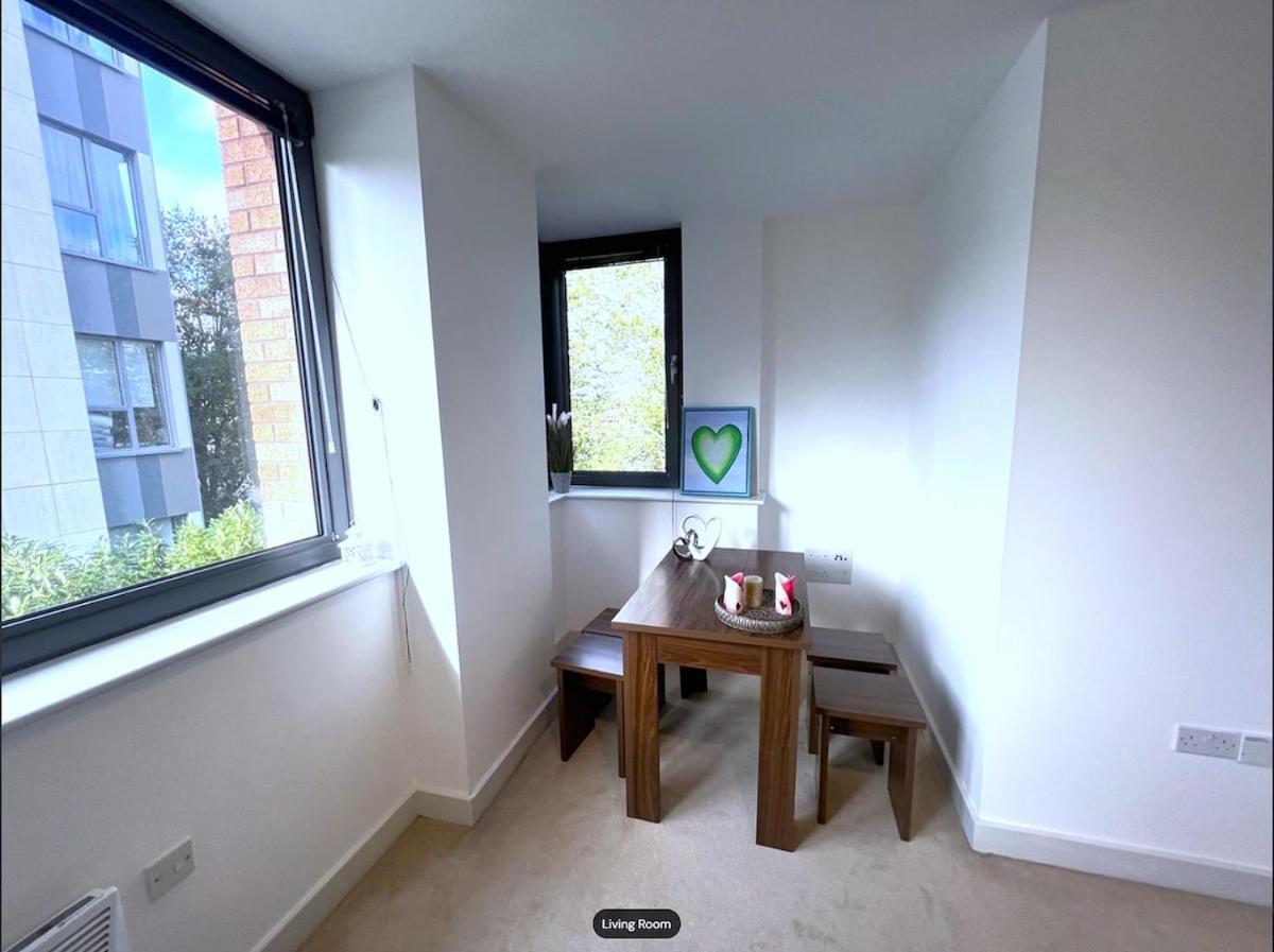 Stylish And Modern 1-bedroom Flat Near Town *
